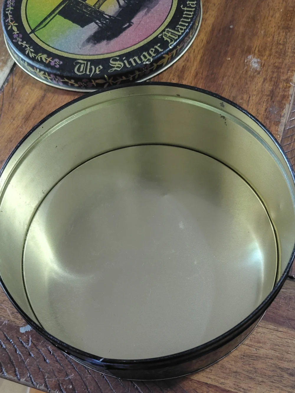 The Singer Manufacturing Co. Decorative Tin - Multicolor